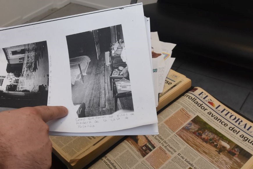 El historiador Mariano Rinaldi muestra algunos de los archivos del diario El Litoral sobre la inundación del 2003 con los que trabajaron en el aula. Créditos: Manuel Fabatia