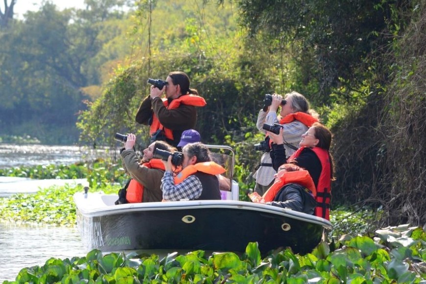 Turismo en el «Jaaukanigás». Foto: Claudio Bertonatti