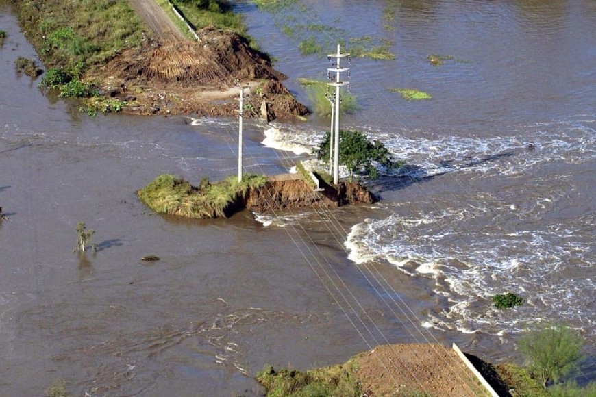 El paso del agua tras el dinamitado del terraplén. Crédito: AFP / Archivo El Litoral