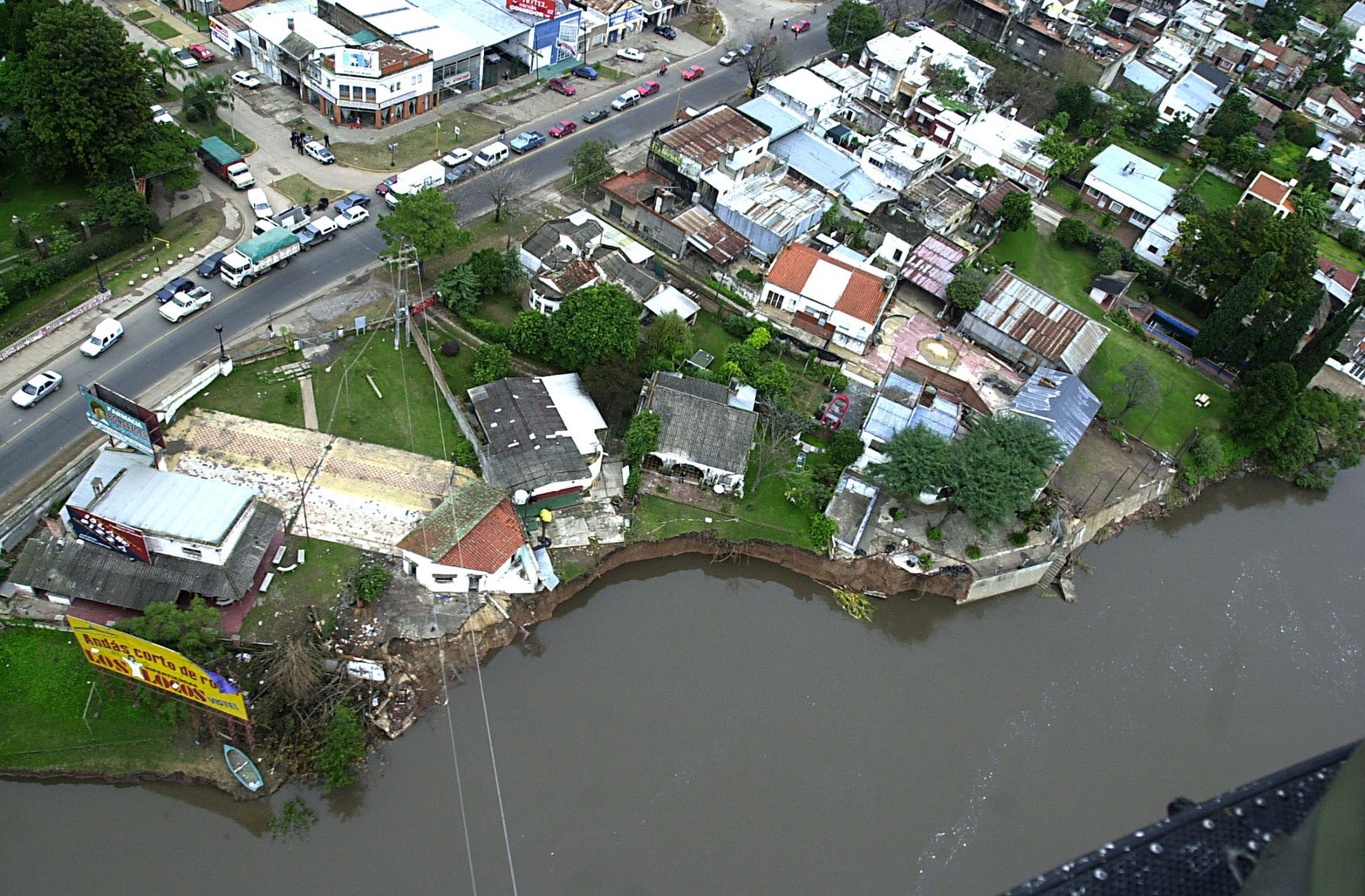 Miércoles 21 de mayo de 2003.  Desmoronamiento en la costa de Santo Tomé. A metros del puente carretero.