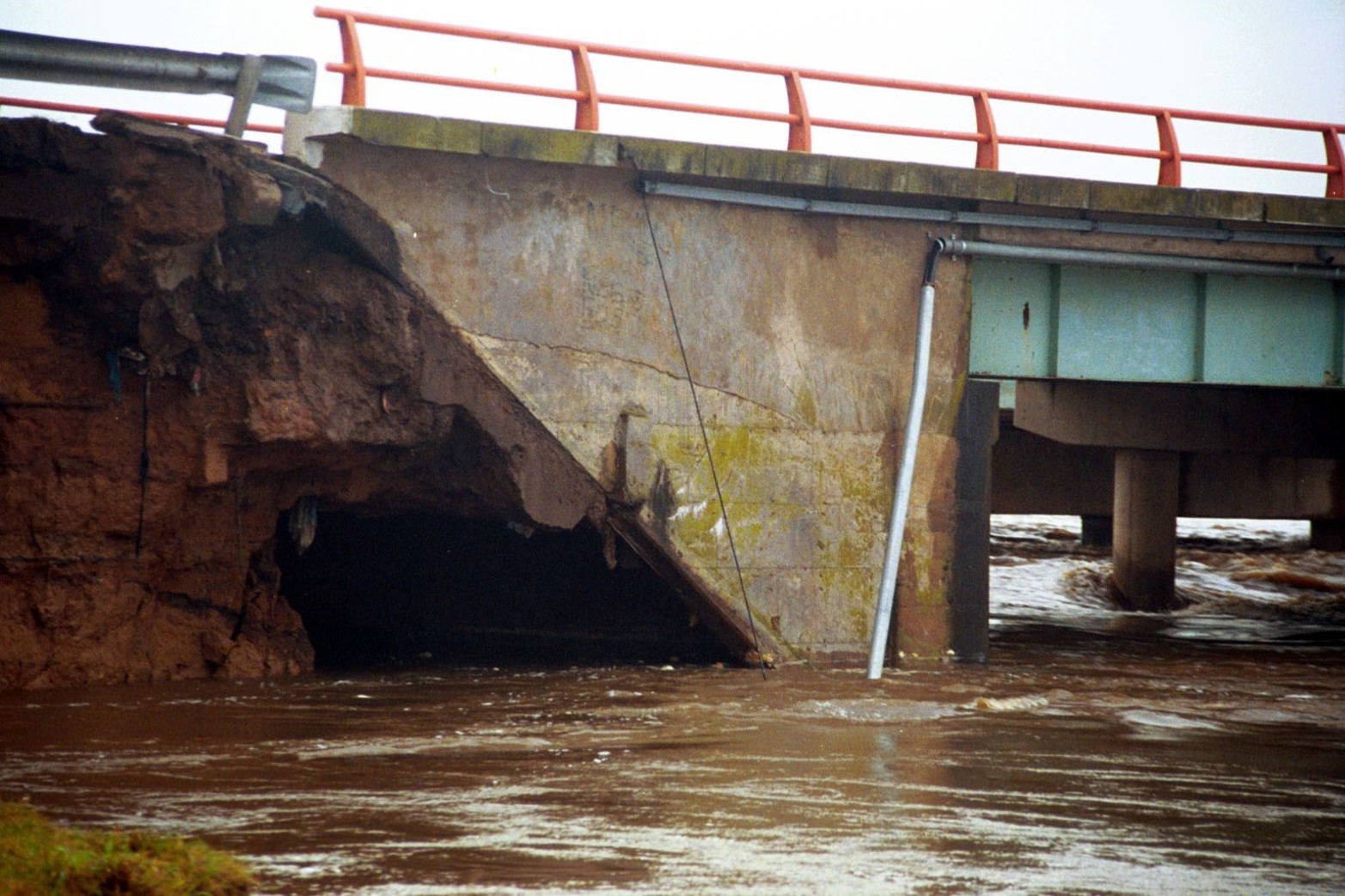 El socavón en el estribo del puente de la autopista Santa Fe Rosario. 