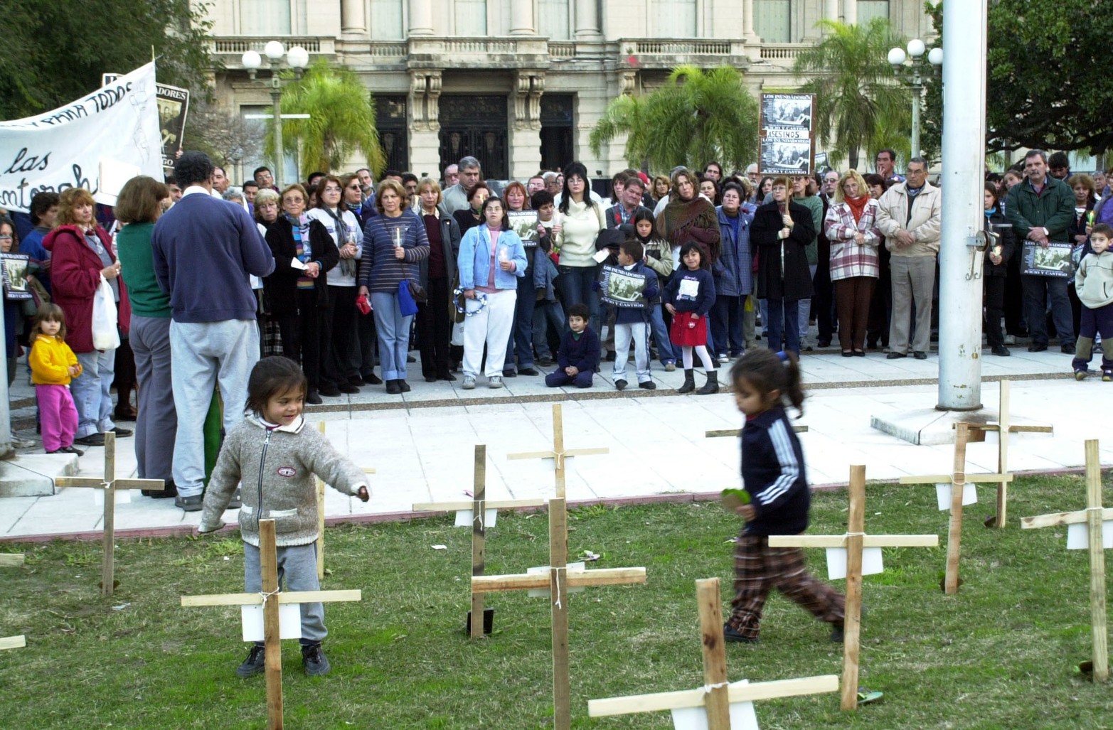 La colocación de las cruces en plaza 25 de Mayo y la marcha de las antorchas sigue estando presente en el pedido de Justicia.