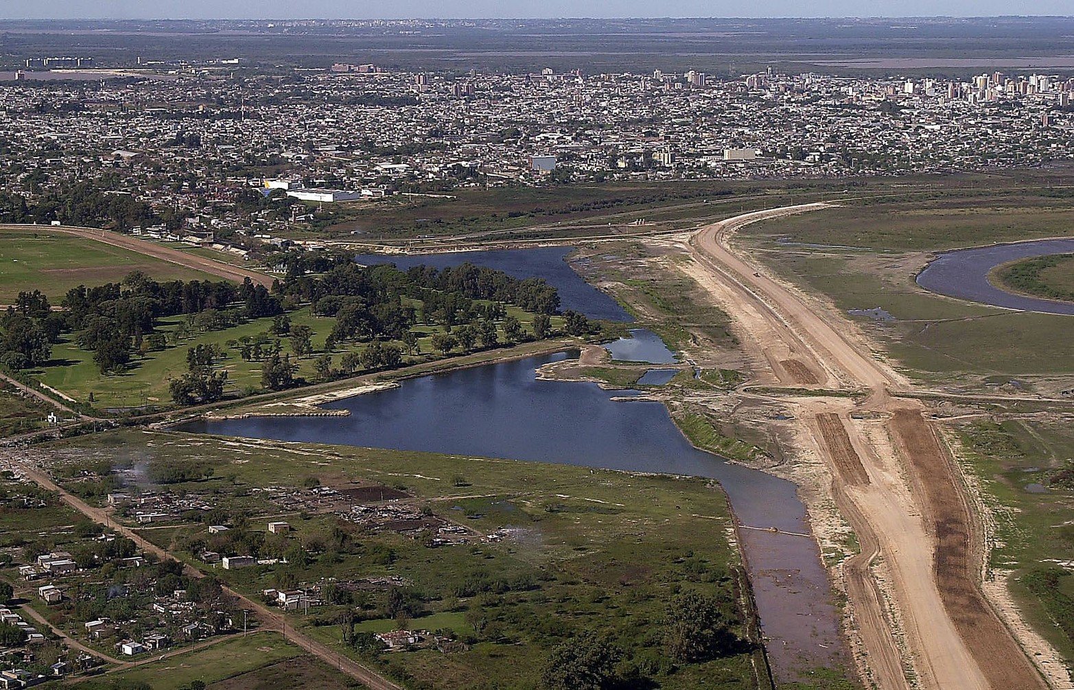 La nueva defensa con la circunvalación oeste. En mayo de 2005 la obra tenía este avance de obra. 