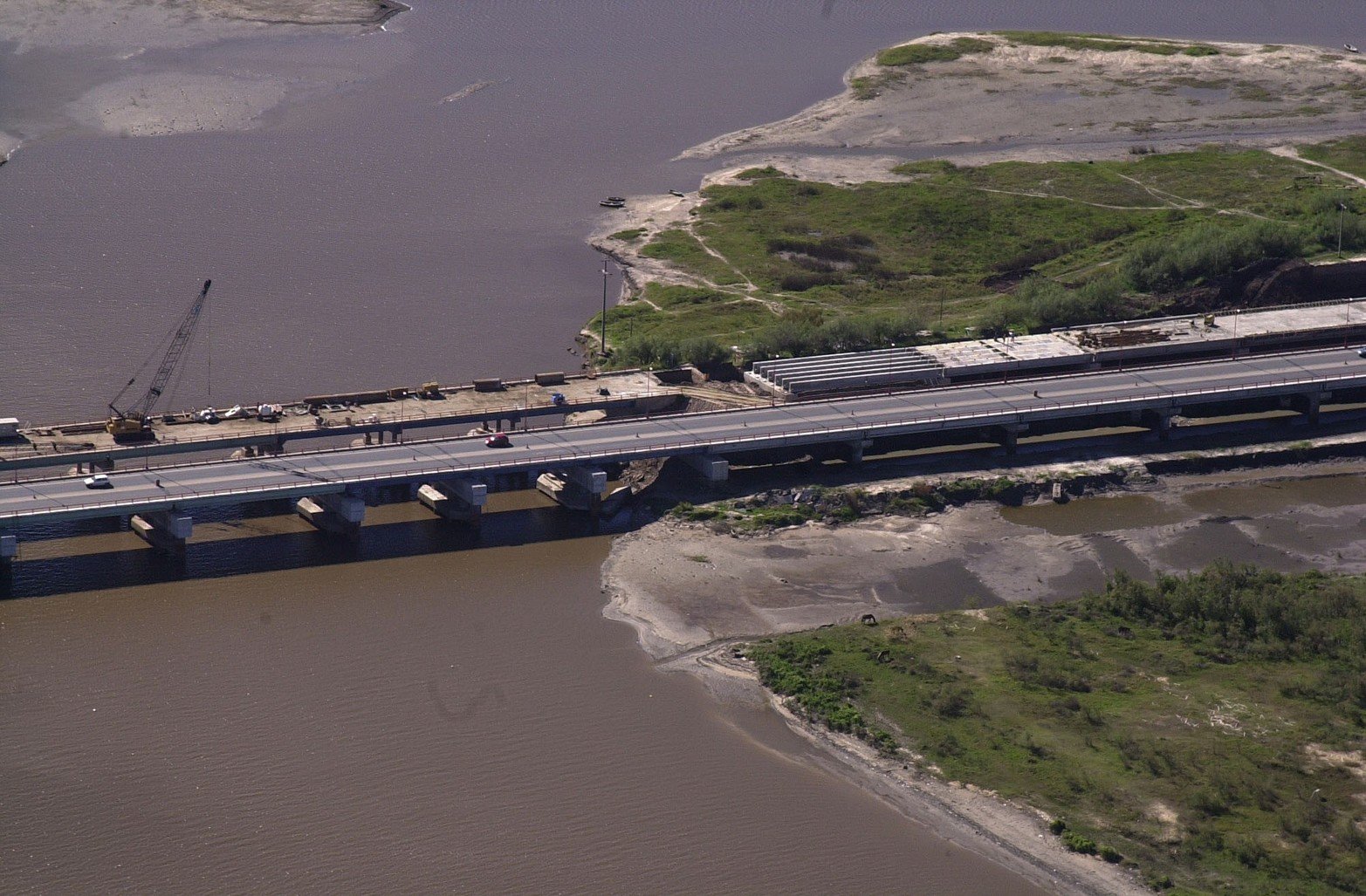 12 de mayo de 2005. Así estaba la obra para darle mas luz al puente sobre el río Salado en la autopista Santa Fe Rosario. De 100 metros se llevó a 600.