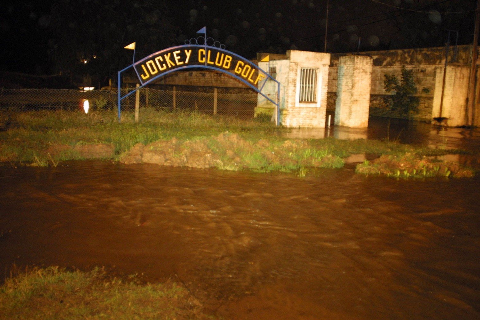 La primera foto que llegó a la Redacción de El litoral. Cerca de las 21.30 del lunes 28 de abril el reportero gráfico logró está imagen que desencadenaría en la inundación de gran parte de la ciudad.  