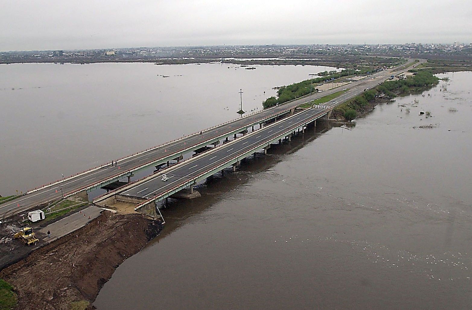 ¿Un puente con poca luz? Uno de los argumentos, además de no cerrar el anillo de defensa, es que el puente de la autopista Santa Fe Rosario tenía poca luz. Luego se lo llevó de 100 metros a 600. 