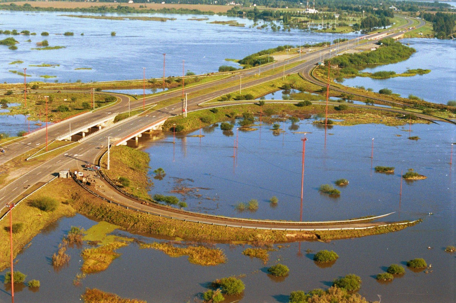 ¿Un puente con poca luz? Uno de los argumentos, además de no cerrar el anillo de defensa, es que el puente de la autopista Santa Fe Rosario tenía poca luz. Luego se lo llevó de 100 metros a 600. 