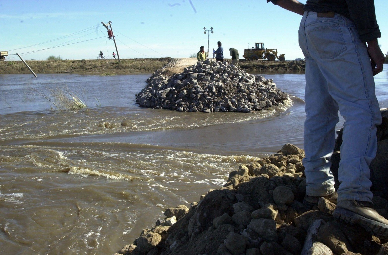 El agua siguió ingresando y comenzó el operativo para cerrar el anillo de defensa. 