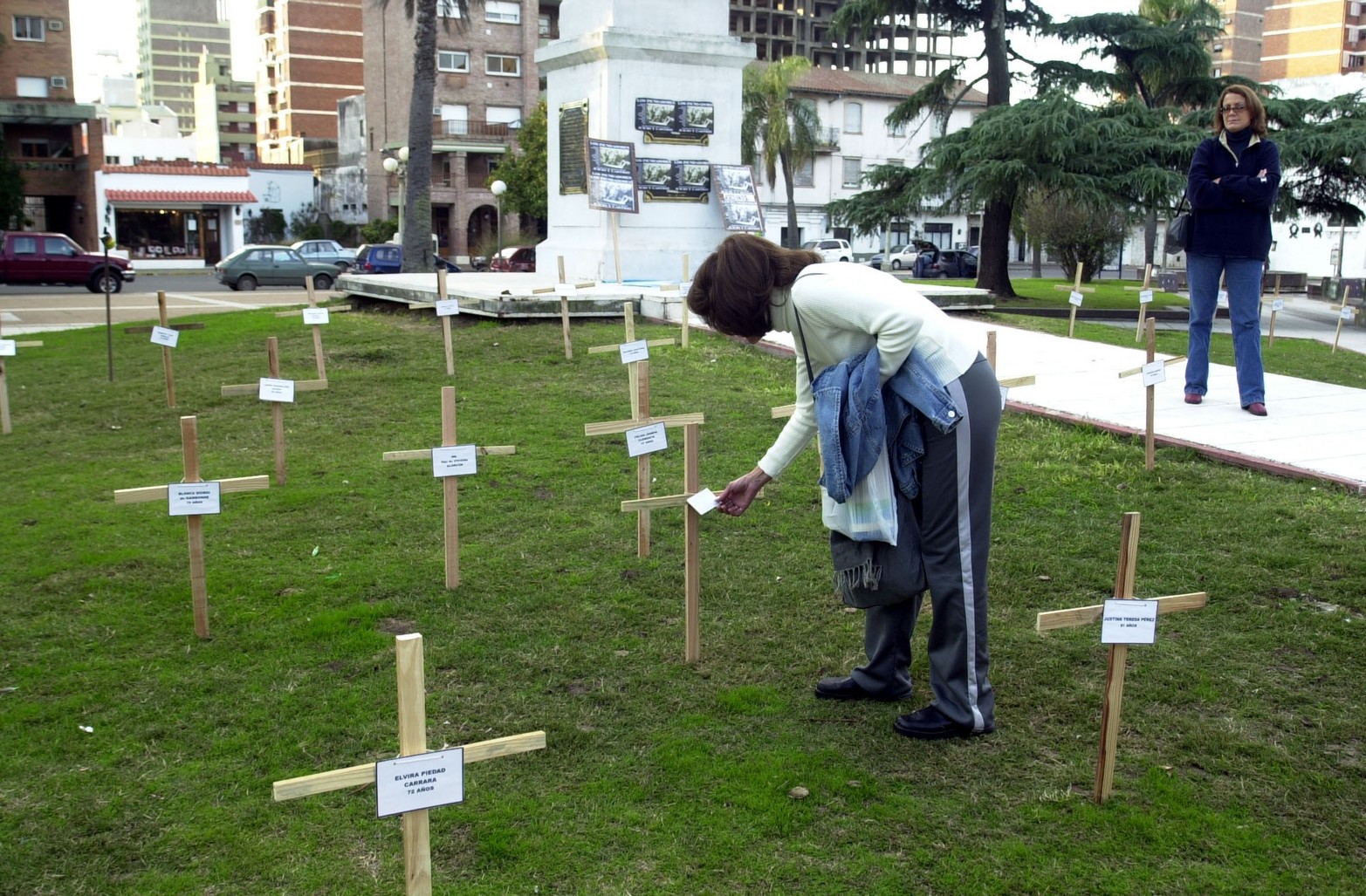 2004. La primera marcha. Las cruces con los santafesinos que fallecieron ahogados. Estuvieron por años frente a casa e Gobierno en plaza 25 de mayo.