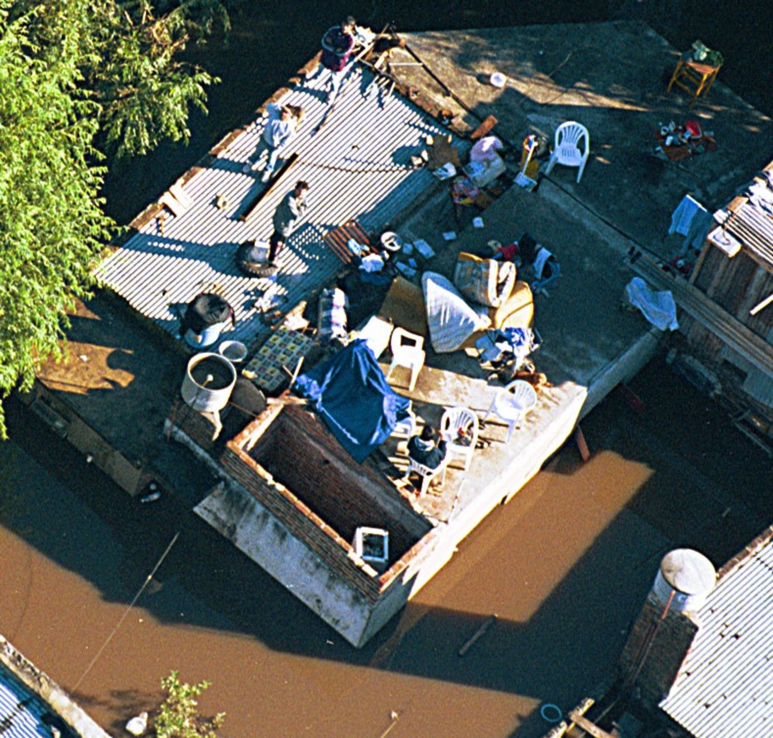 Viernes 2 de mayo de 2003. Como muchos vecinos del cordón oeste de la ciudad se instalaron en sus techos para cuidar su propiedad.