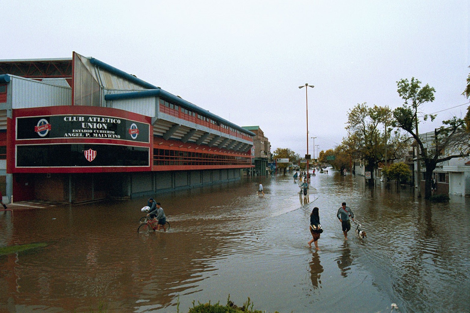 Miércoles 30 de abril de 2003. Avenida López y Planes y estadio cubierto Ángel Malvicino.