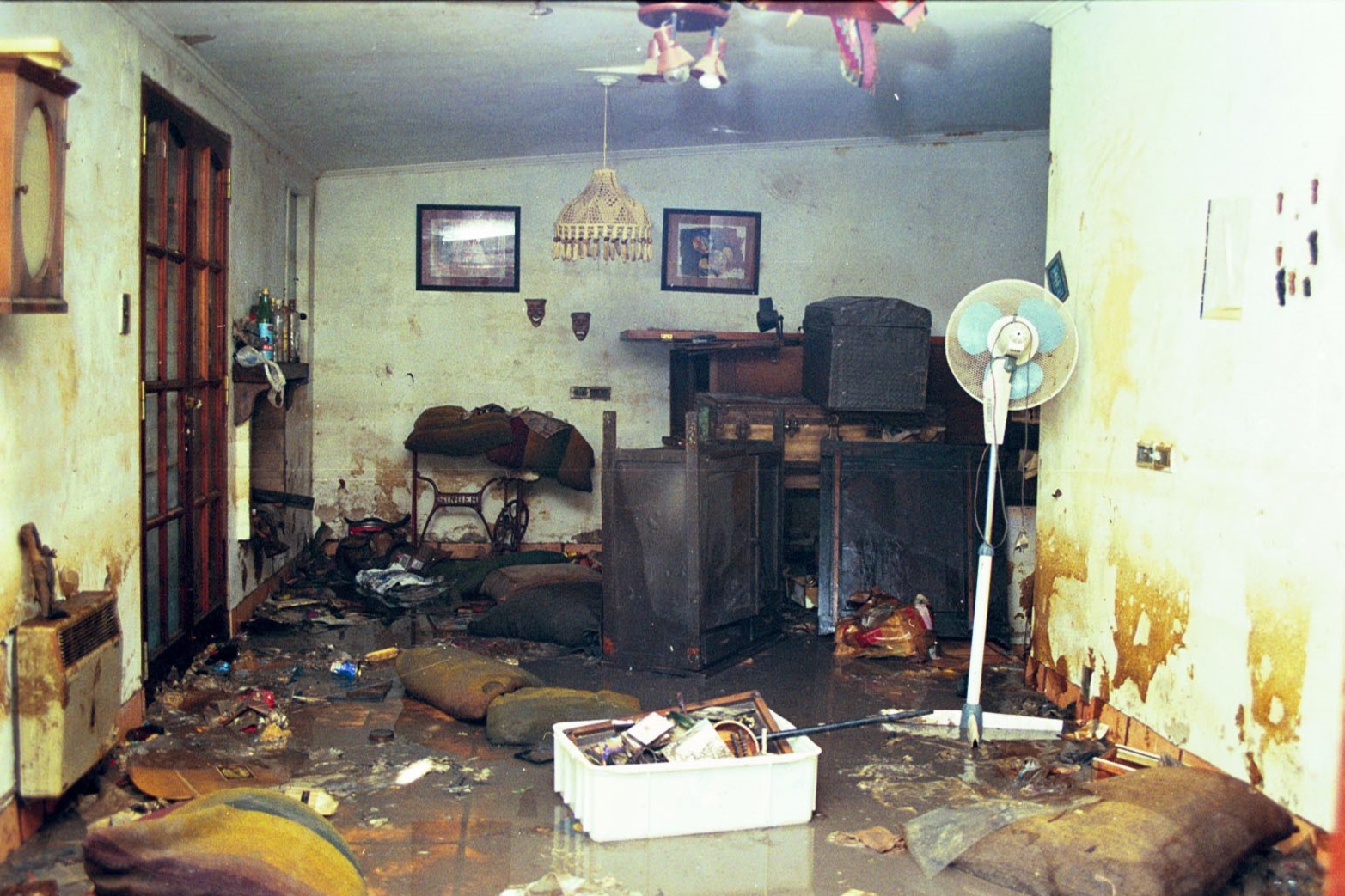 El interior de una vivienda luego de que se fue el agua.