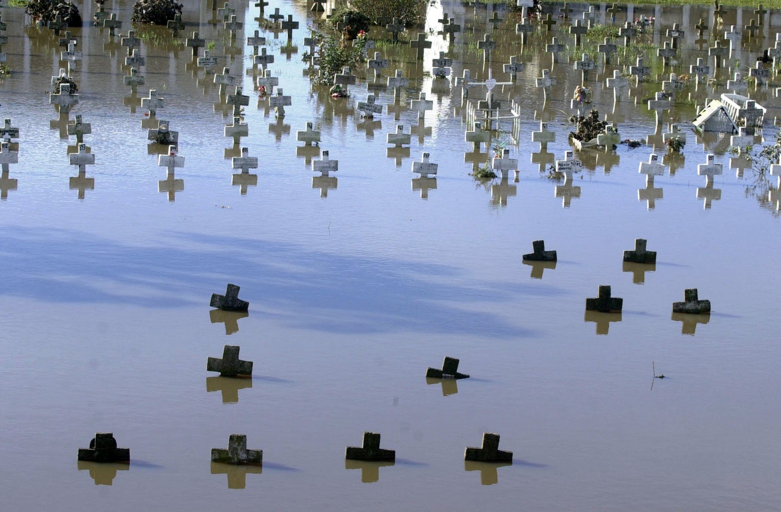 Aparecen las cruces del cementerio municipal luego de estar bajo el  agua.