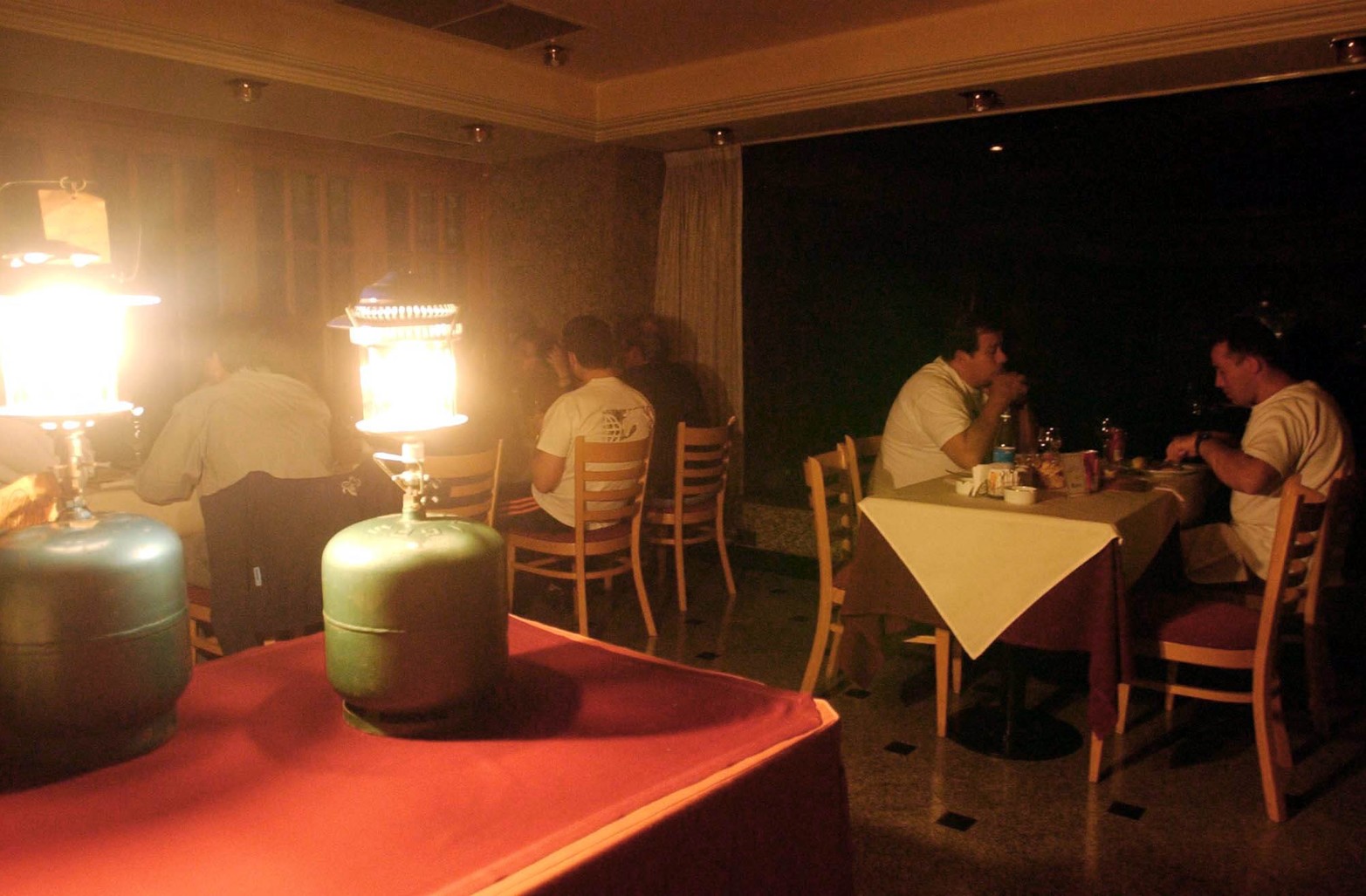 Sin luz. Dos faroles a gas iluminan un comedor de un hotel de la ciudad dónde se hospedaba la prensa nacional e internacional.
