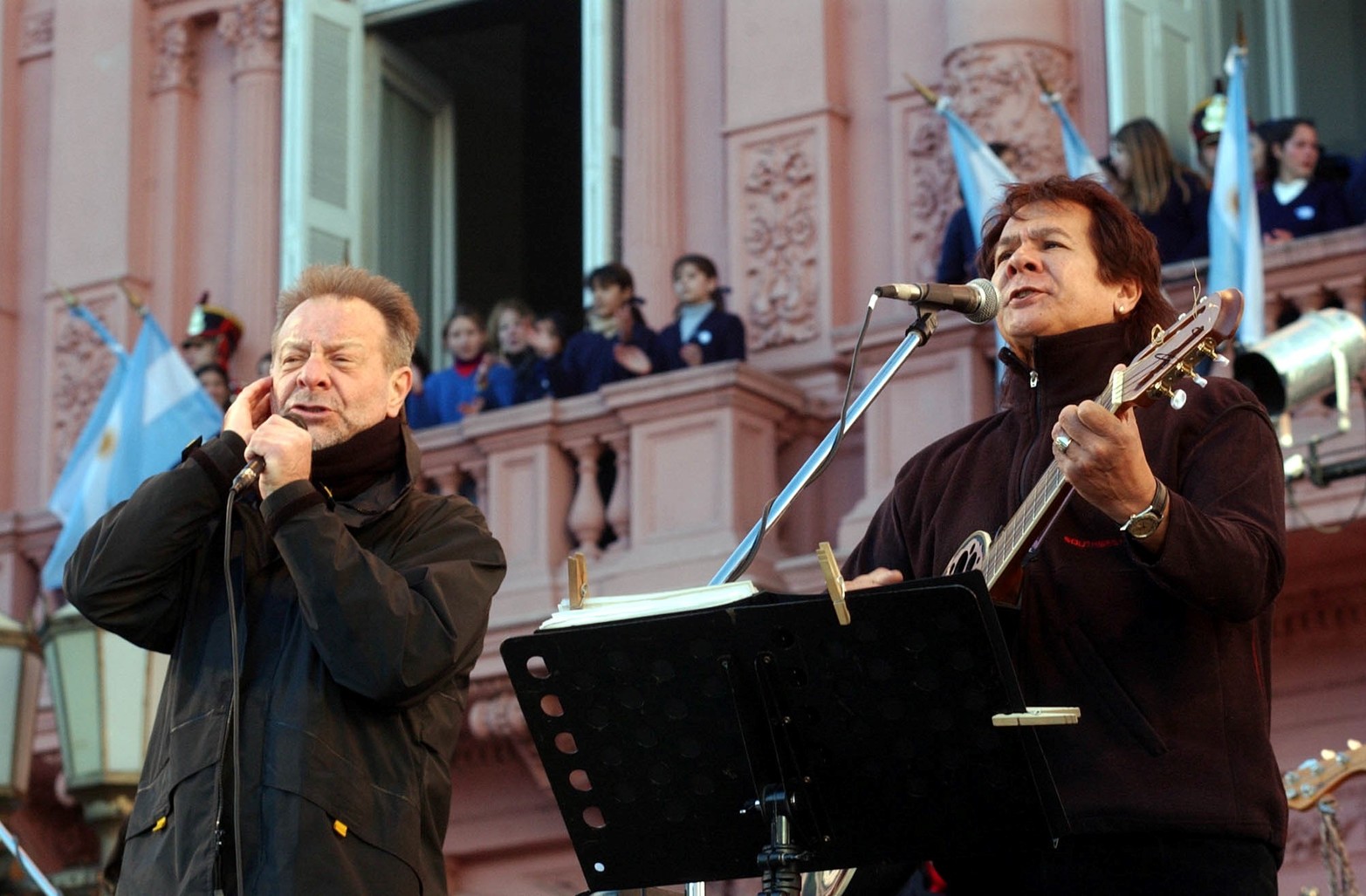 Recital gratuito de León Gieco y Victor Heredia en Plaza de Mayo frente a Casa  Rosada en Buenos Aires para juntar donaciones.