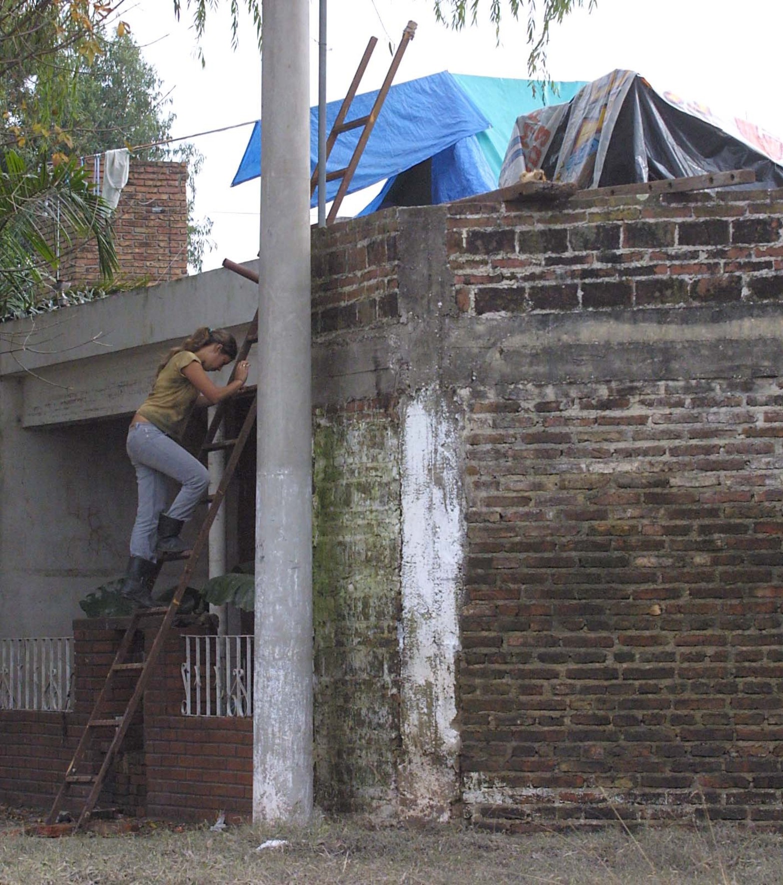 Miércoles 14 de mayo de 2003.  Una vecina de barrio Chalet baja de la improvisada carpa que armó para cuidar su casa.