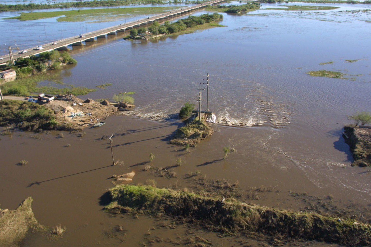 Así corría el agua luego de la explosión del terraplén Irigoyen.