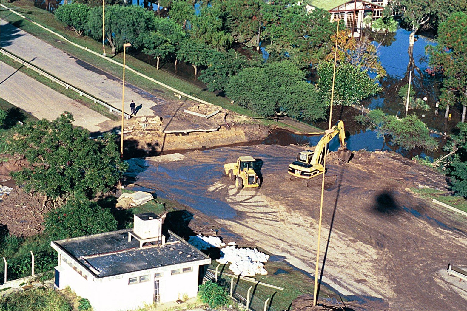 Efecto palangana. El agua ingreso desde el norte de la ciudad y llegó hacia la zona sur. Hubo que volar en dos lugares la avenida Mar Argentino. La imagen es a la altura de club El Quilla.