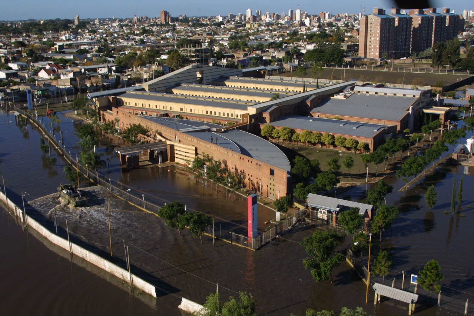 Lunes 5 de mayo. Un anfibio recorre por calle Mendoza . El agua superó el nivel esperado por las autoridades provinciales.