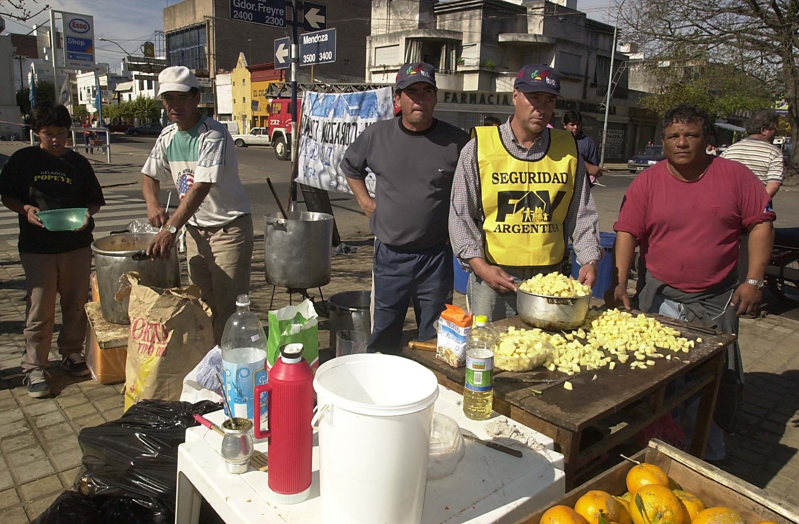 Cocina de campaña... Avenida Freyre y Mendoza. Lunes 5 de mayo de 2003.  El FTV cocinaba para llevar comida a auto evacuados.