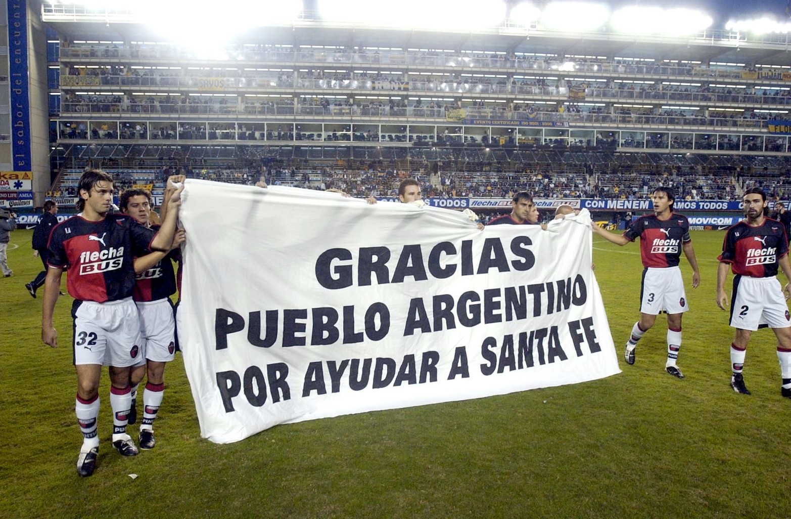 Domingo 11 de Mayo de 2003. Jugadores de Colón desplegaron una bandera antes de jugar con Boca en la Bombonera.