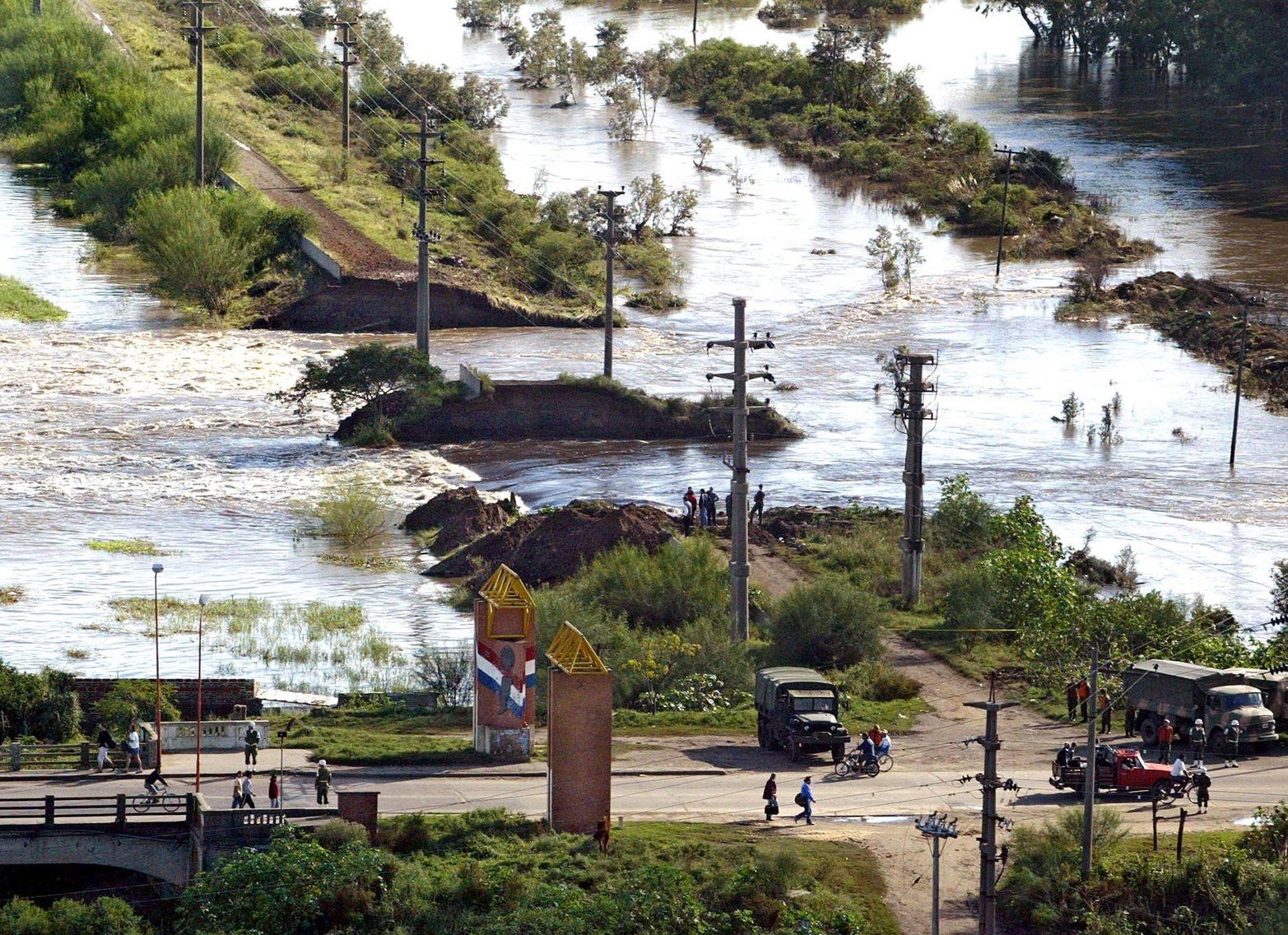 Así corría el agua luego de la explosión del terraplén Irigoyen.