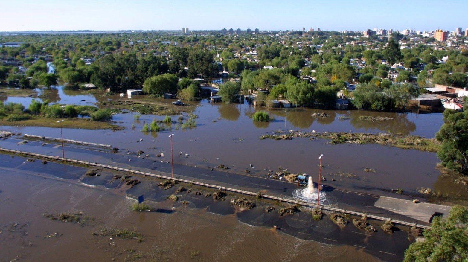 Atrás barrio Chalet. Una bomba trata de sacar agua y atravesar la circunvalación.