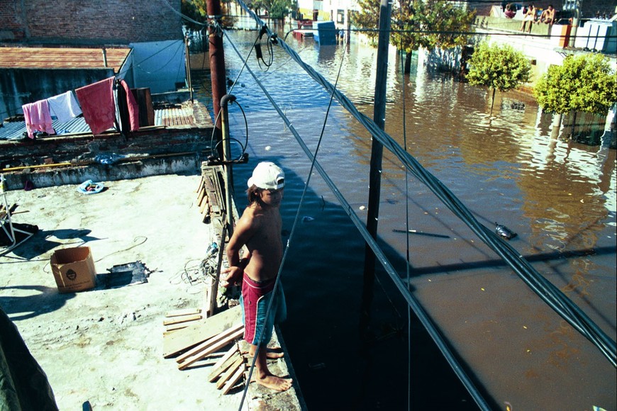 A esperar que el agua baje. Una triste imagen que dejó la inundación de 2003.