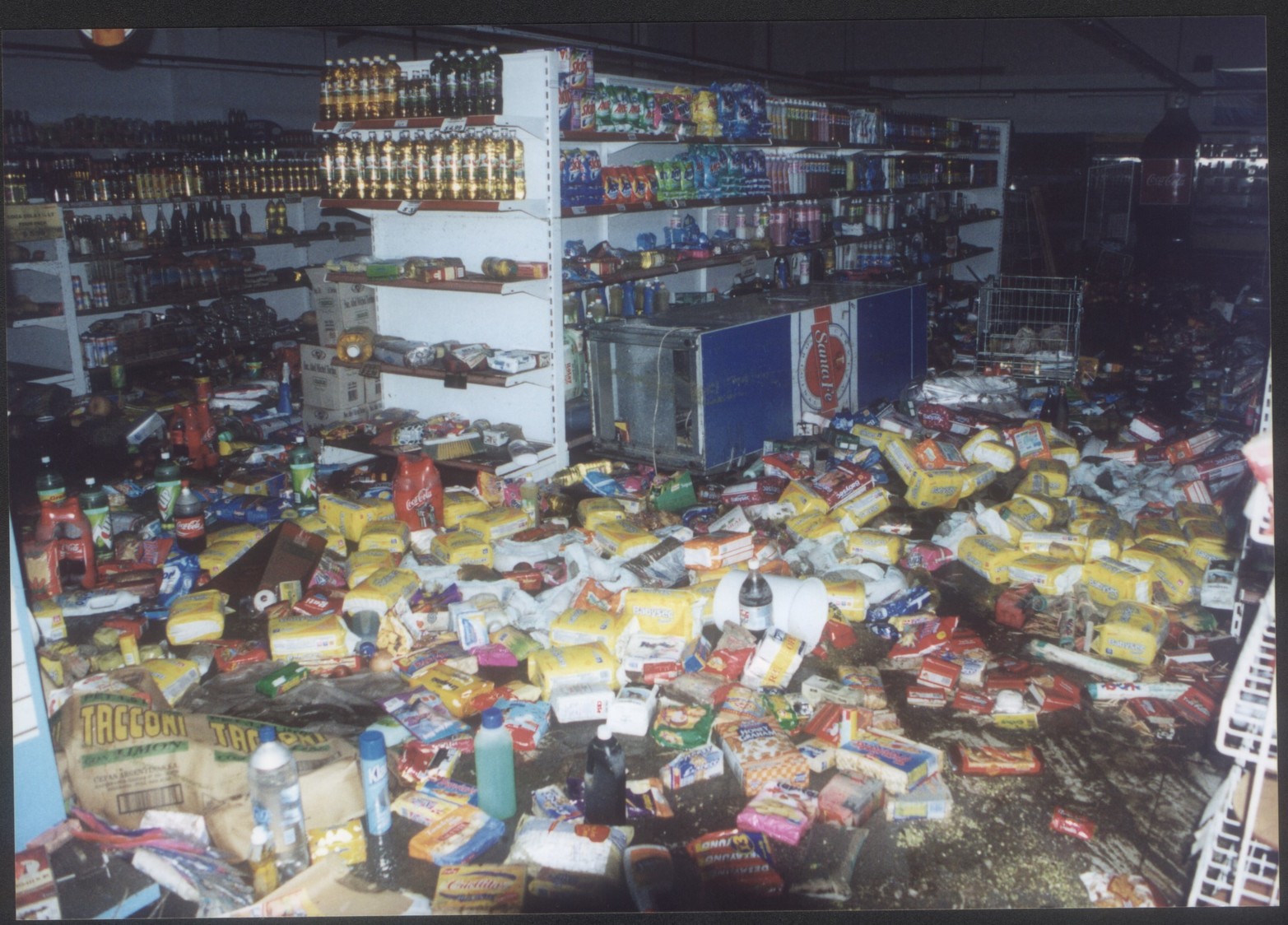 El comercio sufrió también sus consecuencias. Así quedó el interior de un supermercado.