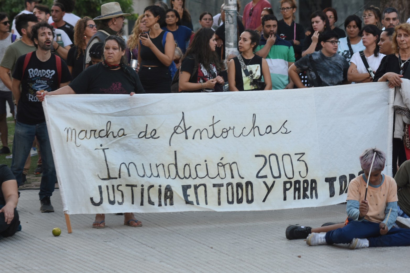 Como cada 29 de abril, este año inundados y agrupaciones políticas llegaron hasta plaza 25 de Mayo a pedir Justicia. Foto Mauricio Garín