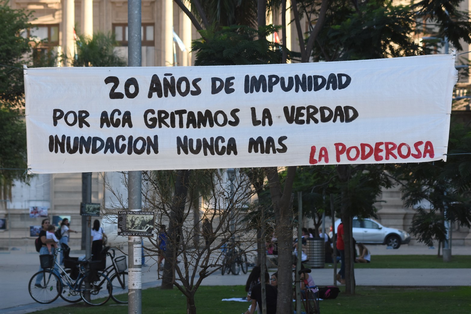 Como cada 29 de abril, este año inundados y agrupaciones políticas llegaron hasta plaza 25 de Mayo a pedir Justicia. Foto Mauricio Garín