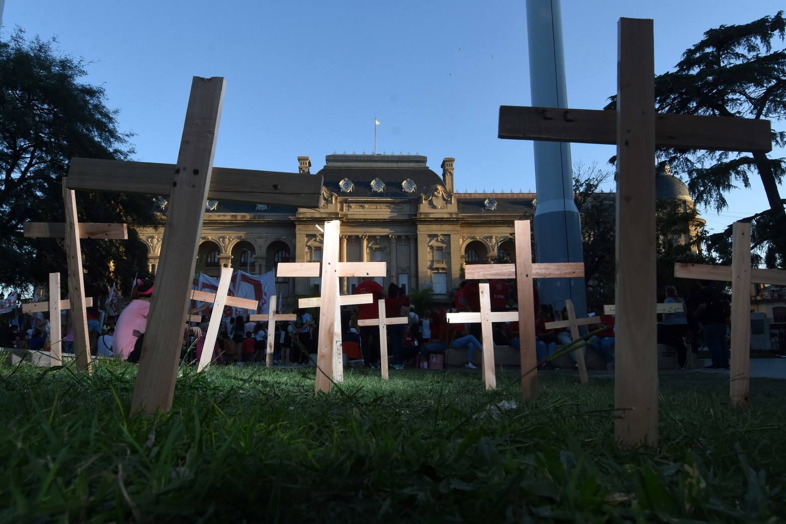 Como cada 29 de abril, este año inundados y agrupaciones políticas llegaron hasta plaza 25 de Mayo a pedir Justicia. Foto Mauricio Garín