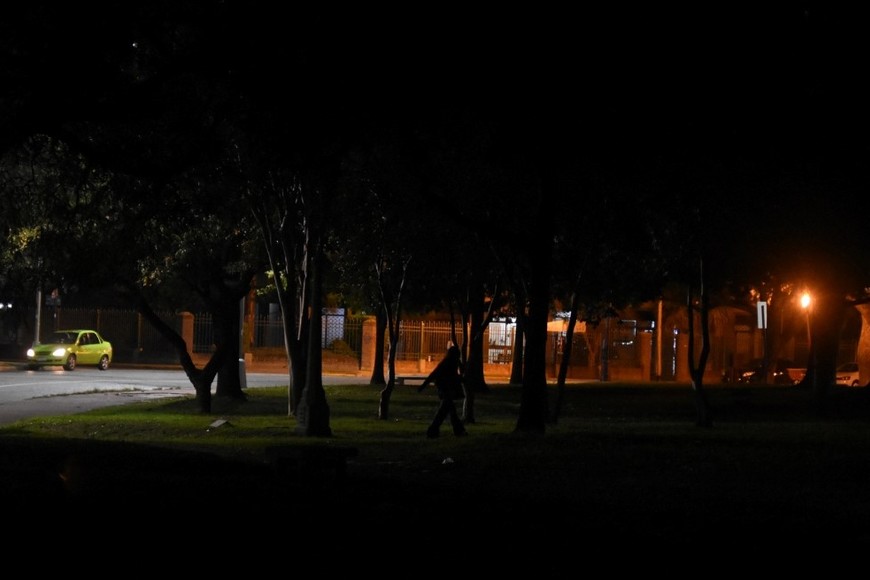 De noche la plaza se convierte en una "boca de lobo". Crédito: Manuel Fabatía