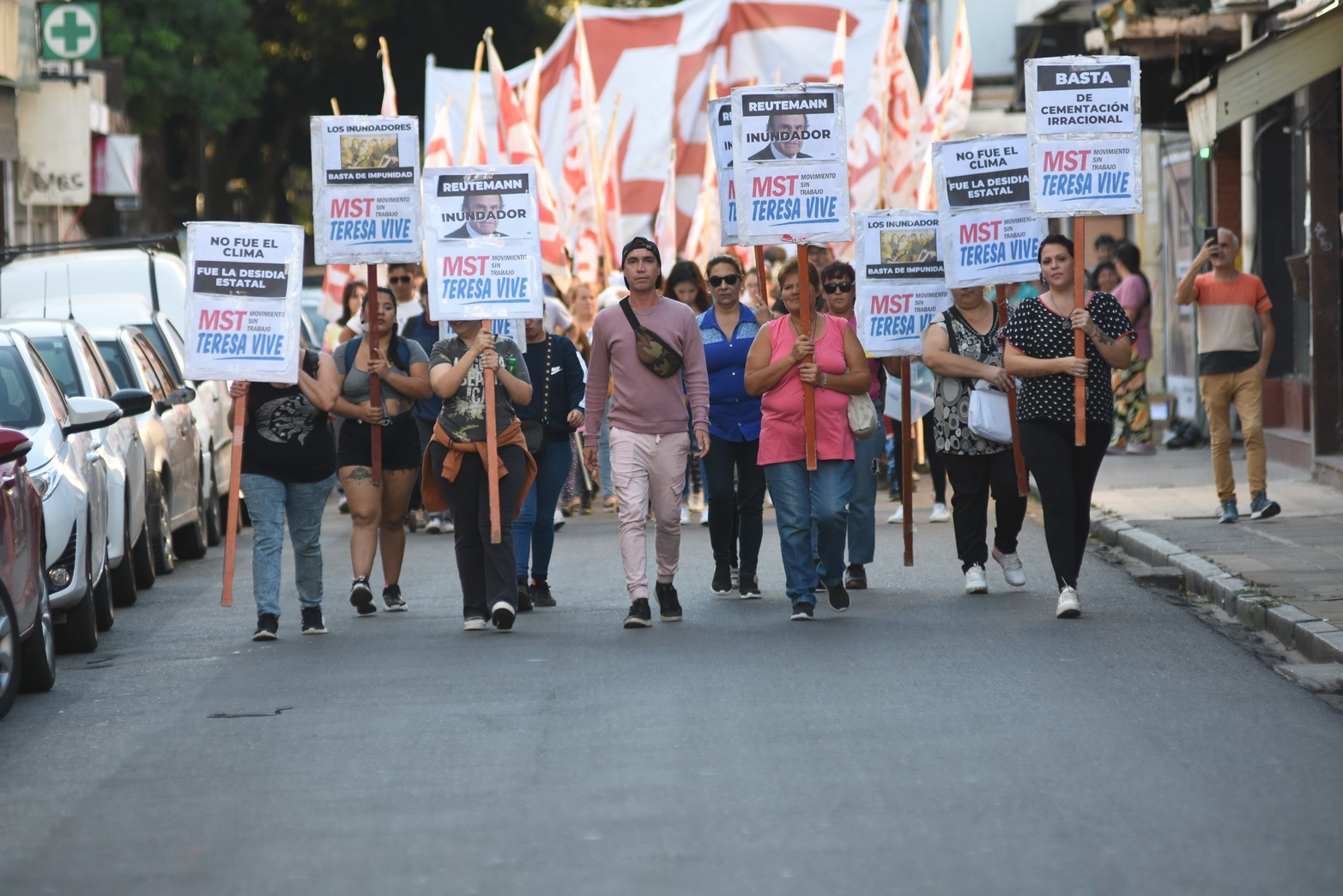 Como cada 29 de abril, este año inundados y agrupaciones políticas llegaron hasta plaza 25 de Mayo a pedir Justicia. Foto Mauricio Garín