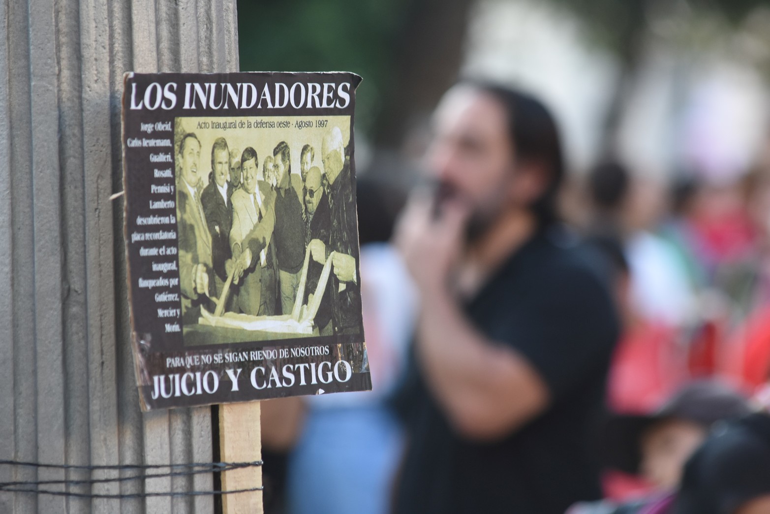 Como cada 29 de abril, este año inundados y agrupaciones políticas llegaron hasta plaza 25 de Mayo a pedir Justicia. Foto Mauricio Garín