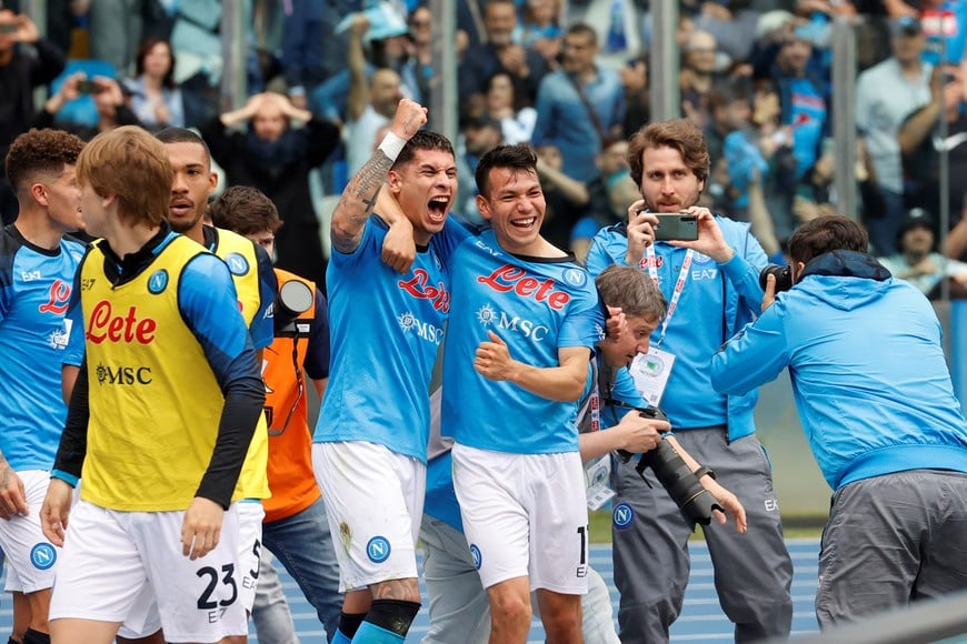 Soccer Football - Serie A - Napoli v Salernitana - Stadio Diego Armando Maradona, Naples, Italy - April 30, 2023
Napoli's Mathias Olivera celebrates scoring their first goal with Hirving Lozano and teammates REUTERS/Ciro De Luca