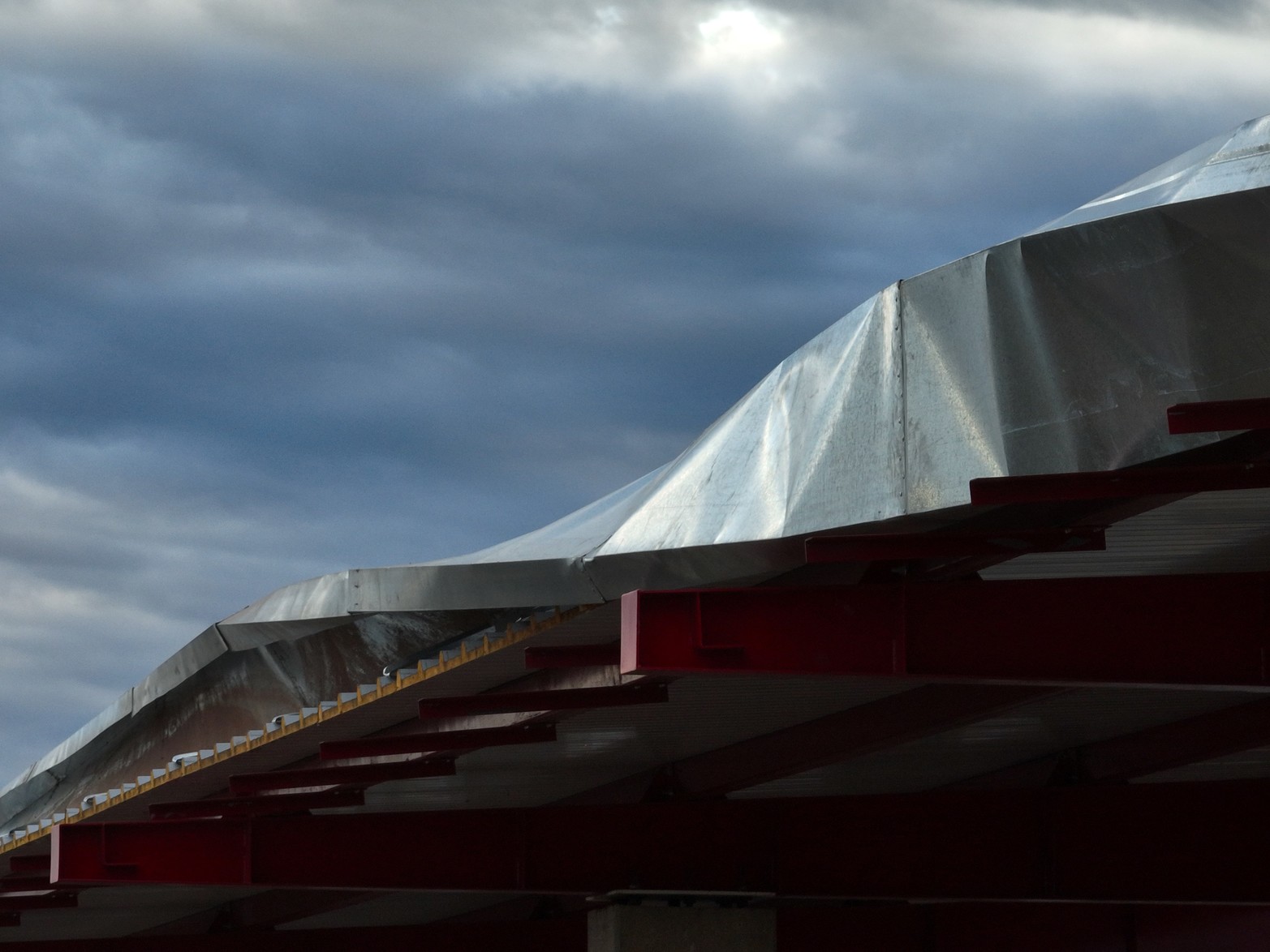 Así quedó el techo de la tribuna de Unión tras los fuertes vientos.