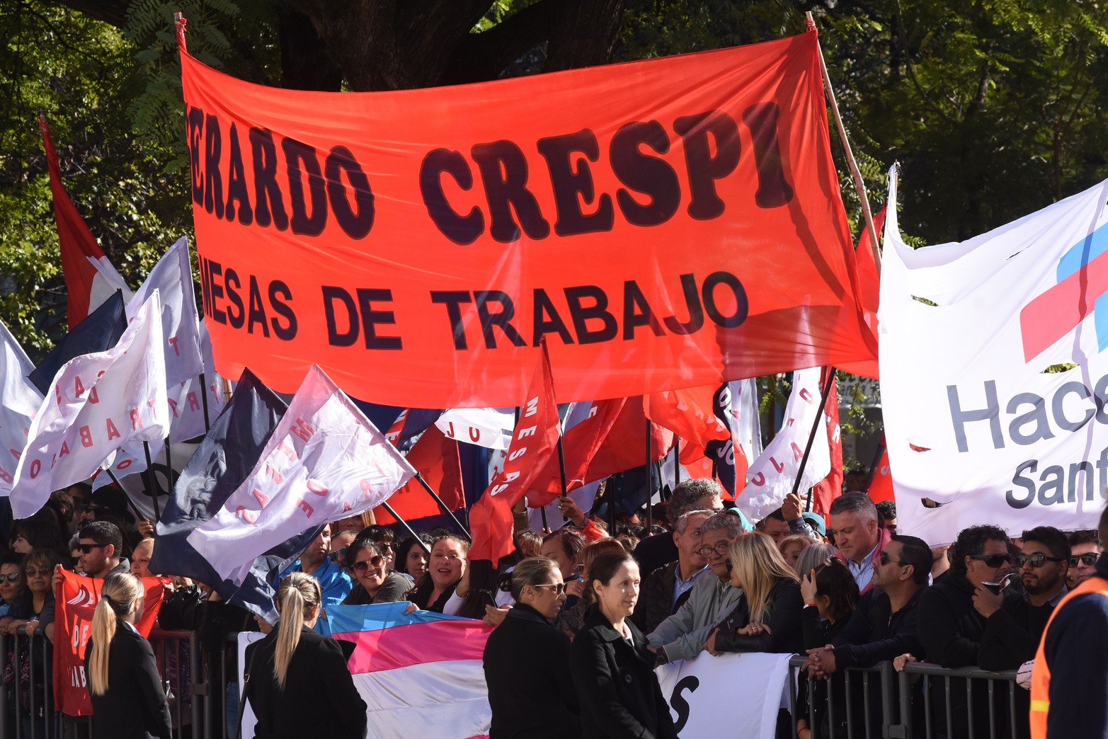 En la plaza frente a la Legislatura se congregaron diferentes movimientos sociales.