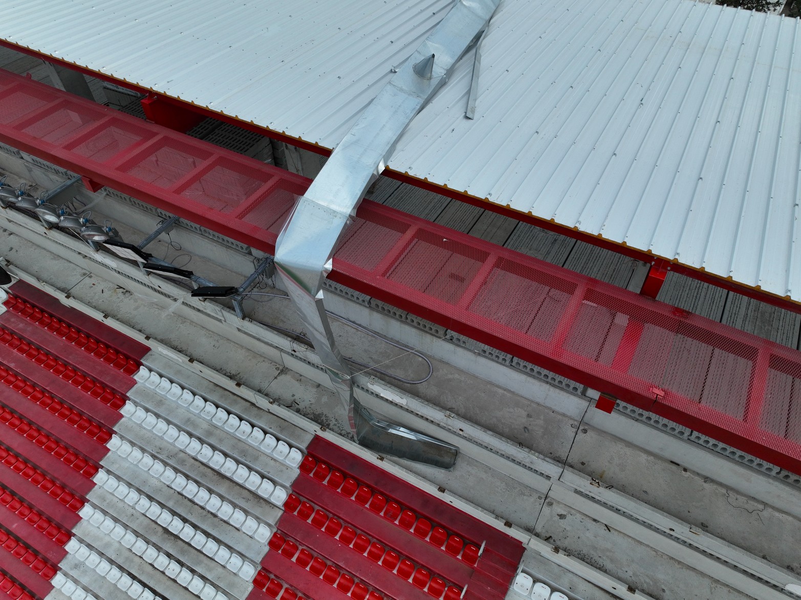 Así quedó el techo de la tribuna de Unión tras los fuertes vientos.