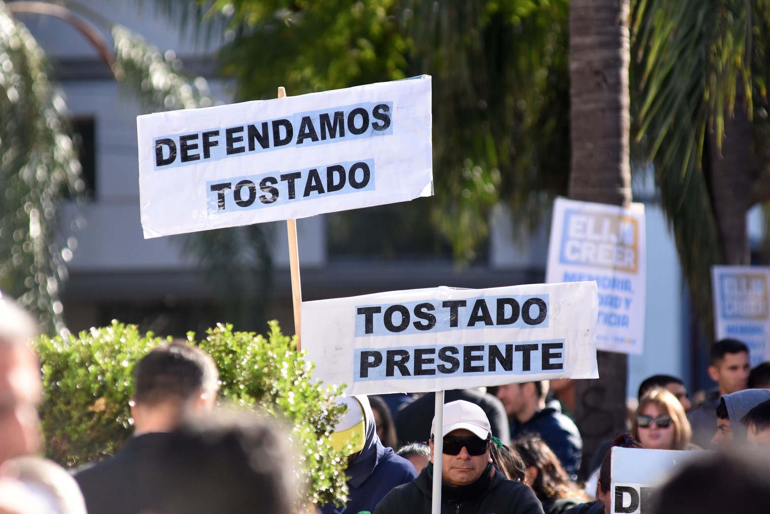 En la plaza frente a la Legislatura se congregaron diferentes movimientos sociales.