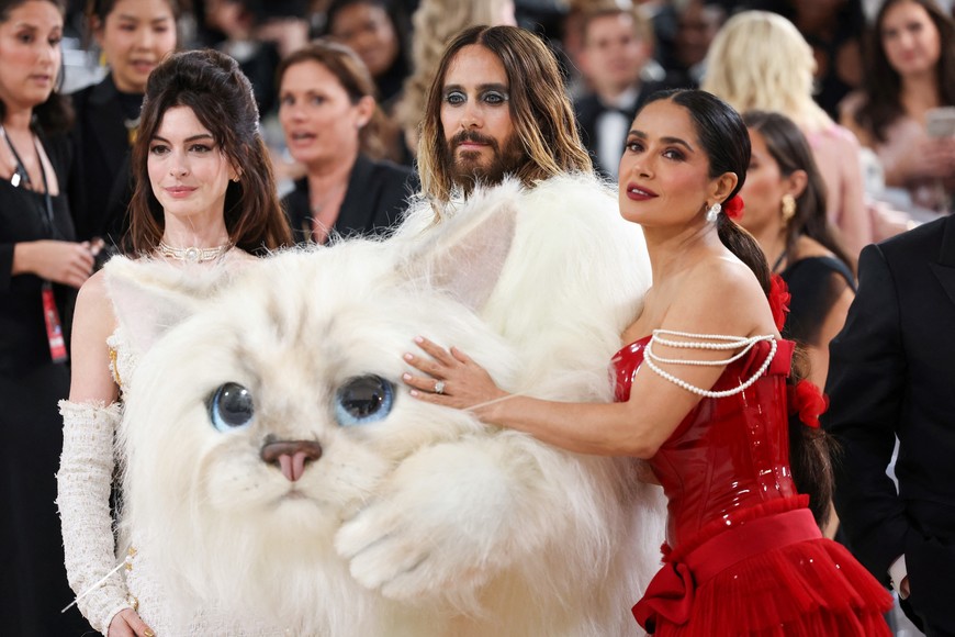 Anne Hathaway, Jared Leto dressed as Karl Lagerfeld's cat Choupette and Salma Hayek pose at the Met Gala, an annual fundraising gala held for the benefit of the Metropolitan Museum of Art's Costume Institute with this year's theme "Karl Lagerfeld: A Line of Beauty", in New York City, New York, U.S., May 1, 2023. REUTERS/Andrew Kelly
