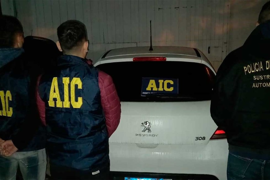 Efectivos de la AIC Santa Fe y sus pares cordobeses realizaron tres allanamientos y secuestraron el auto utilizado para cometer los hechos.