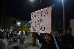 Vecinos de barrio Belgrano se volvieron a manifestar este miércoles por la tarde, pidiendo "seguridad" a las autoridades. Crédito: Manuel Fabatía.