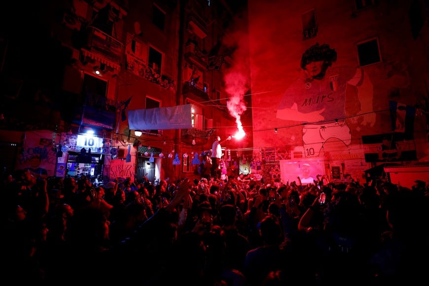 Soccer Football - Serie A - Napoli fans gather in Naples - Naples, Italy - May 4, 2023
Napoli fans gather in Naples during the match against Udinese ahead of potentially winning the Serie A title REUTERS/Guglielmo Mangiapane     TPX IMAGES OF THE DAY