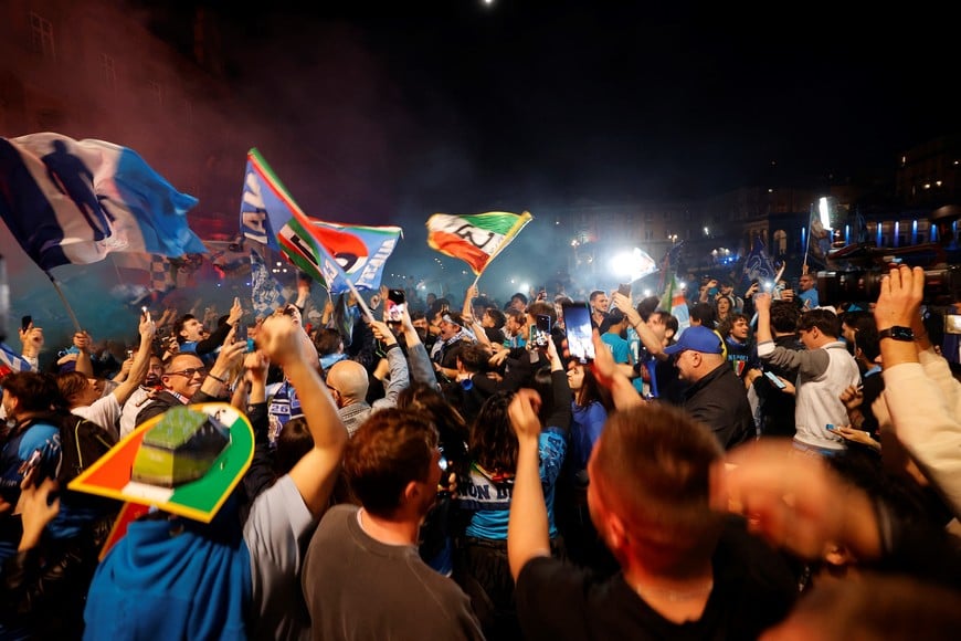 Soccer Football - Serie A - Napoli fans celebrate winning Serie A - Naples, Italy - May 4, 2023
Napoli fans celebrate winning Serie A REUTERS/Ciro De Luca