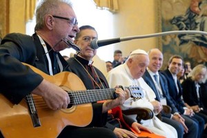 León Gieco brilló en el Vaticano al cantar "Solo le pido a Dios" frente al Papa