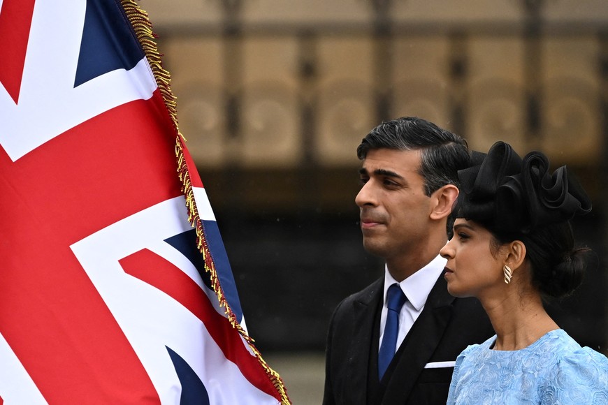 British Prime Minister Rishi Sunak and his wife Akshata Murthy walk outside Westminster Abbey ahead of Britain's King Charles' coronation ceremony, in London, Britain May 6, 2023. REUTERS/Dylan Martinez