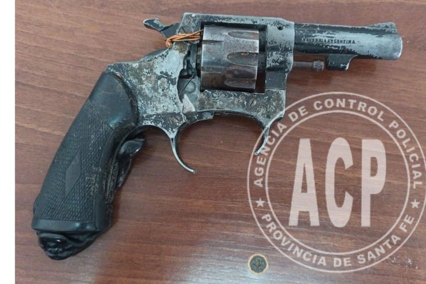 Una de las armas secuestradas a los uniformados durante los allanamientos. Crédito: El Litoral.