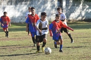 Color y pasión. Nacional y Los Piratitas, catergoría 2011, los niños crecen a la par del fútbol de los domingos. Créditos: Flavio Raina