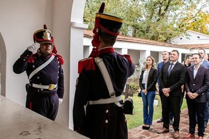 La ceremonia comenzó con la entrada de los granaderos del destacamento Campo de la Gloria y la entonación del Himno Nacional interpretado por el barítono sanlorencino Adrián Katzaroff